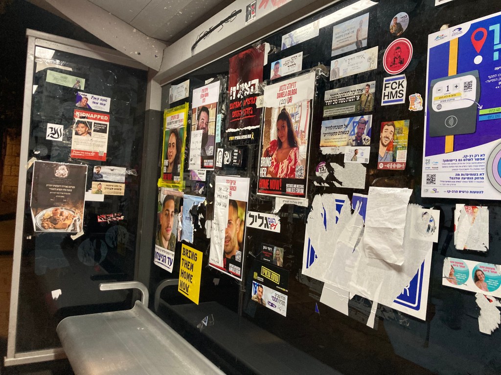 Eine Bushaltestelle in Rechavia, Jerusalem