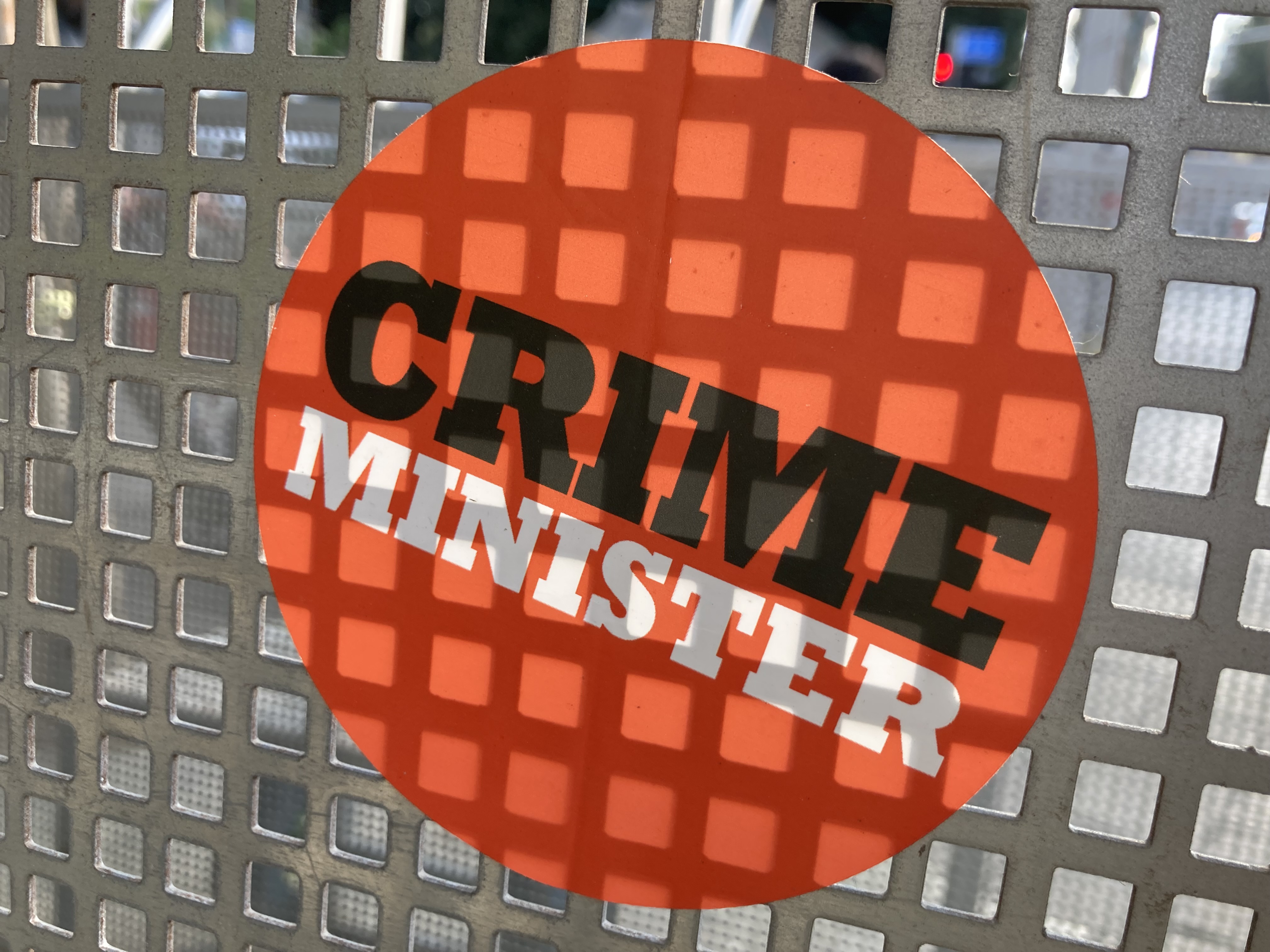 Wortspiel mit "Prime Minister", Anspielung auf die Anklagen und Verurteilungen gegen Premierminister Netanjahu